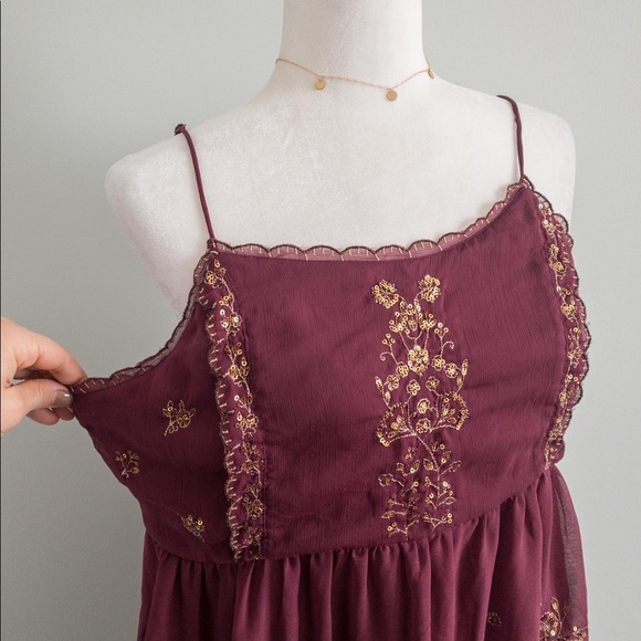 Delicate & Dainty Sequin Dress
*small tear in back as pictured - Picture 6 of 8